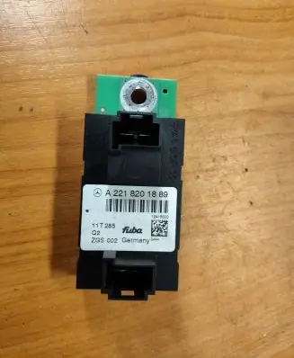 Mercedes-Benz S W221 Aerial antenna amplifier A2218201889 11T285 12415000