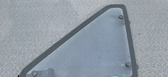 Nissan Terrano Rear vent window glass 8331241G00 8361041G00
