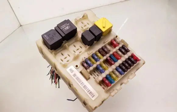 Ford Focus Fuse module 98AG14A073CH F0AB14B192AA 98AG14N089AA