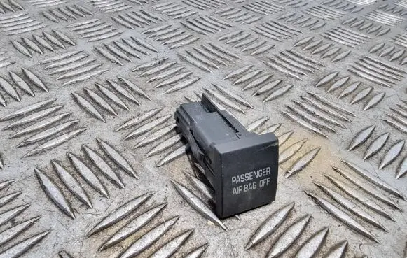 Passenger airbag on/off switch