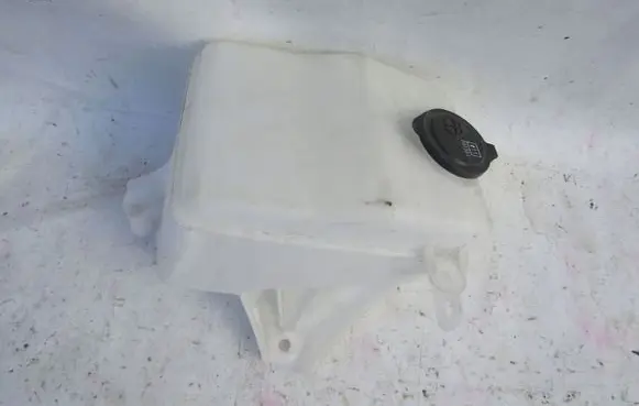 Toyota Mirai Windshield washer fluid reservoir/tank