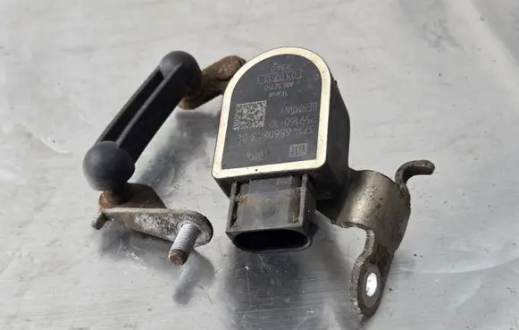 Headlight/headlamp level sensor