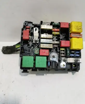 Peugeot 208 Fuse module 94008511010 9804846880