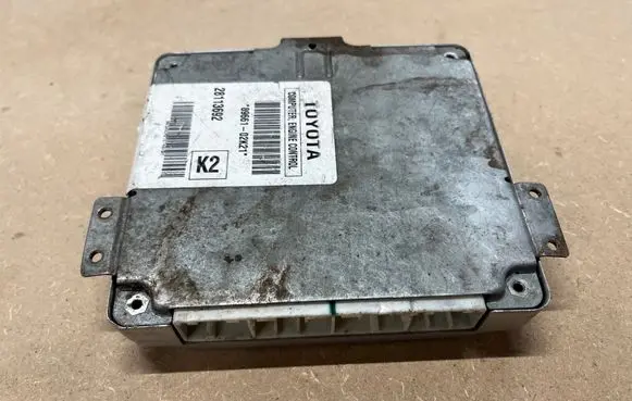 Toyota Sienna XL30 III Engine control unit/module 8966102K21 28113692