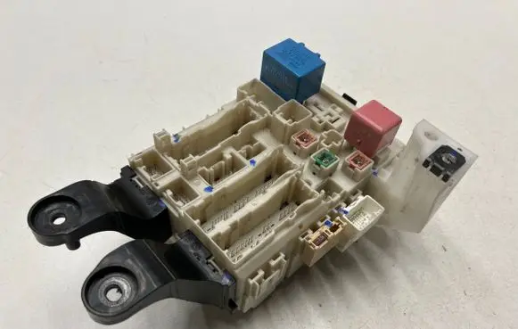 Toyota Avensis T270 Fuse module 8273005170C 15428001