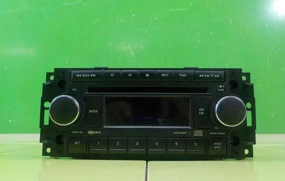 Chrysler 300 - 300C Radio/CD/DVD/GPS head unit P05064067AE
