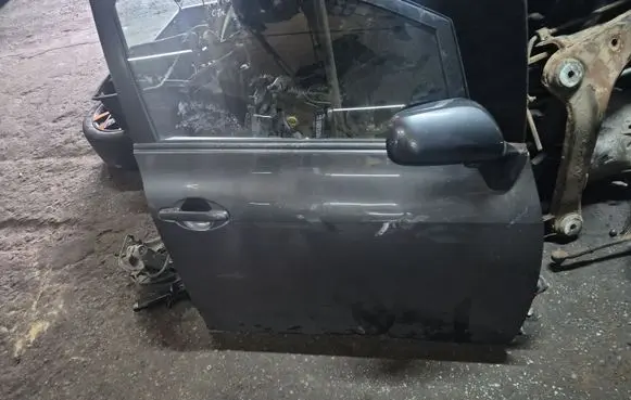 Toyota Auris 150 Front door