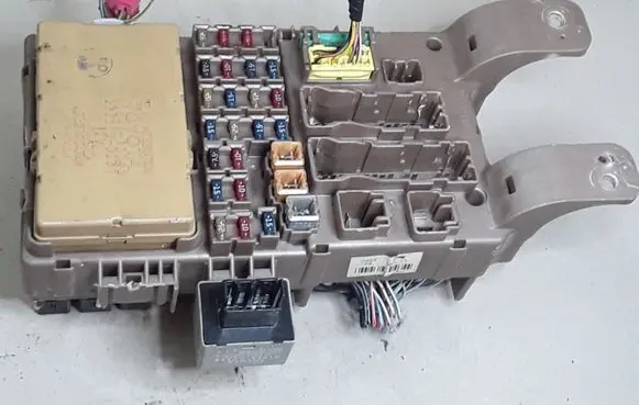 Toyota Corolla Verso E121 Fuse module 8264113040 2323000231 8198050030
