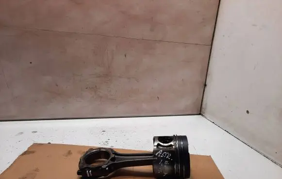 Opel Astra H Piston with connecting rod P885