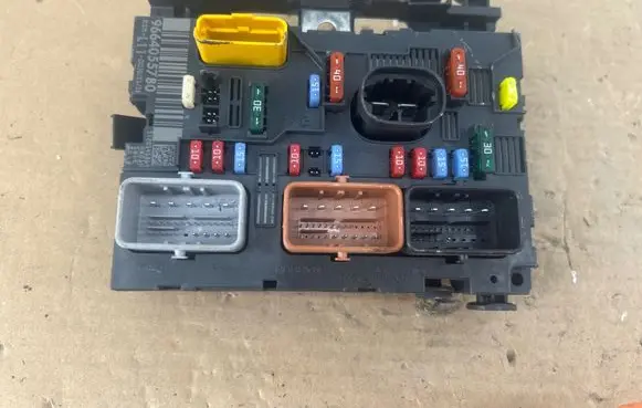 Peugeot 207 Fuse module 9664055780