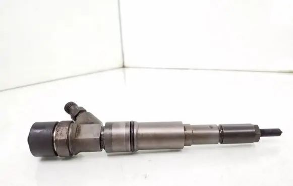 BMW 5 E39 Fuel injector 2354093 0445110029