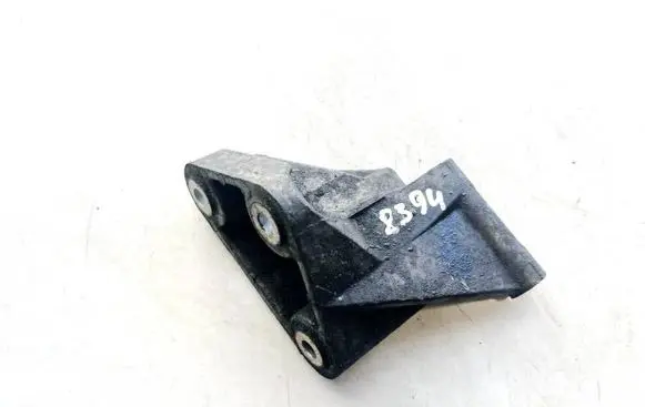 Nissan Primera Engine mounting bracket