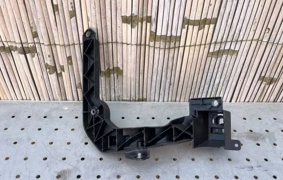 Volvo XC40 Fender mounting bracket 32234762