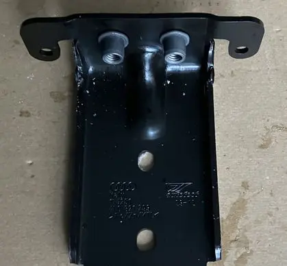 Audi Q7 4L Fender mounting bracket 4L0821293