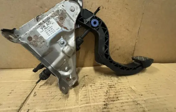 Volkswagen Up Clutch pedal 1S1721059H 000348380