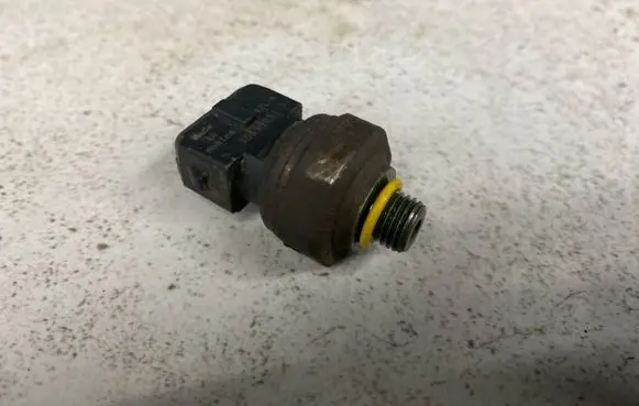 Volvo XC70 Air conditioning (A/C) pressure sensor 30899051