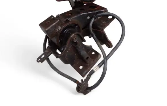 Nissan X-Trail T30 Engine mount bracket