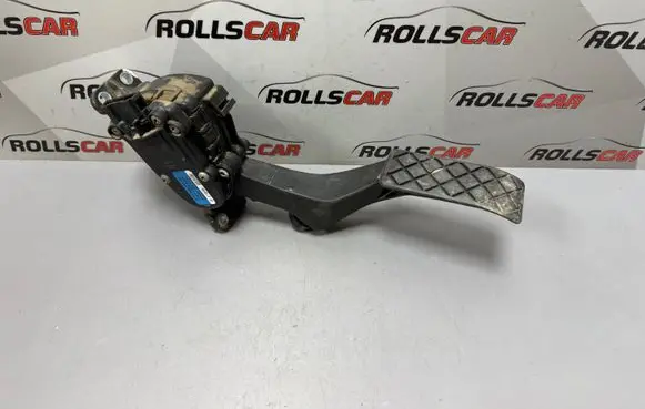 Accelerator throttle pedal