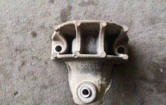 BMW 5 G30 G31 G38 Sway bar bush bracket, rear 6885789