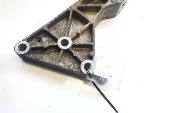 Opel Zafira B Engine mounting bracket 13174501