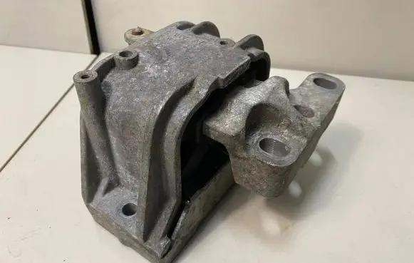 Volkswagen PASSAT B6 Engine mount bracket 1K0199262M