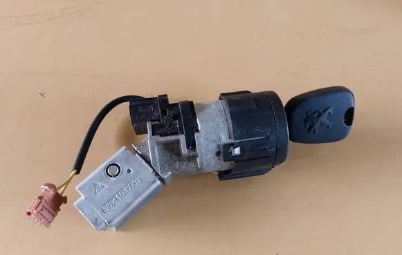 Peugeot 207 Ignition lock 9663123280