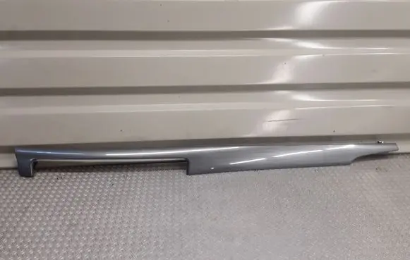 Dashboard glove box trim