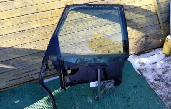 Rear door manual window regulator