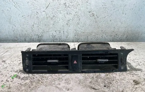 Lexus CT 200H Dash center air vent grill 556887600 5566176060 5567076020