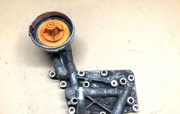 Subaru Legacy Oil filter mounting bracket
