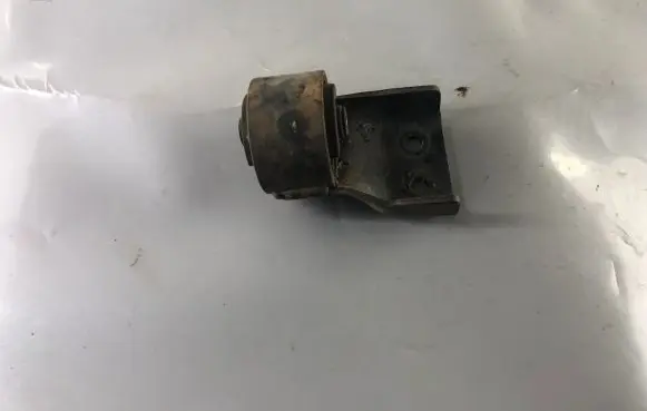 Mitsubishi Pajero Pinin Engine mount bracket