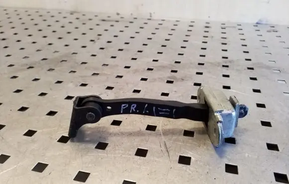 Nissan Qashqai Front door check strap stopper