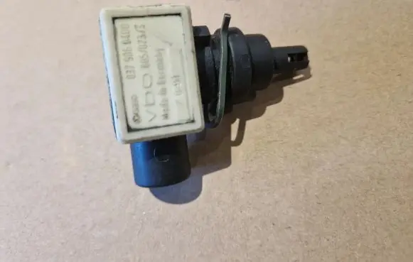 Volkswagen Golf II Air pressure sensor 037906040B