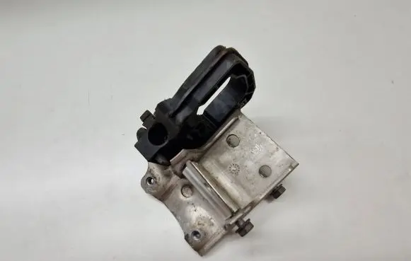 BMW 5 F10 F11 Radiator mount bracket 7186513