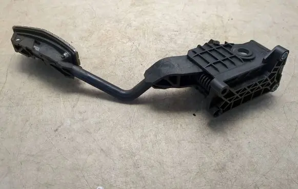 Accelerator throttle pedal