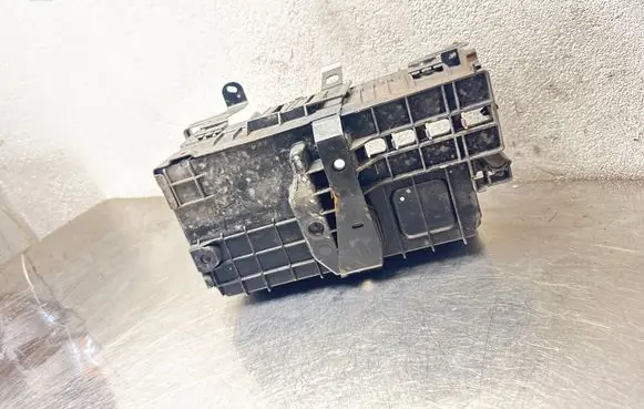 Opel Astra J Battery box tray 13354420