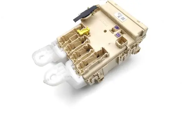 Toyota Auris E180 Fuse module 82730-12X80A 6358-3367