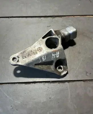 Audi A4 S4 B7 8E 8H Engine mounting bracket 8E0199343N