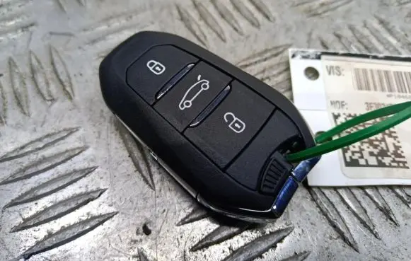 Opel Astra L Ignition key/card 