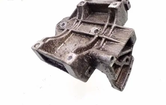 Volkswagen PASSAT B5 A/C compressor mount bracket 058260885C