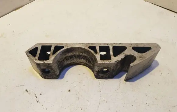 Volkswagen Touareg I Sway bar bush bracket, front 7L0411063B 001023377