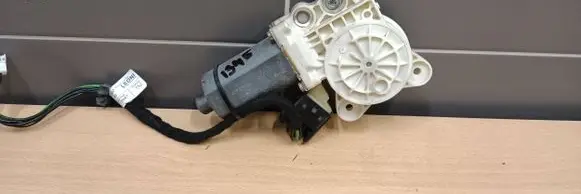 Mercedes-Benz E W211 Front door window regulator motor A2118203042 993627101