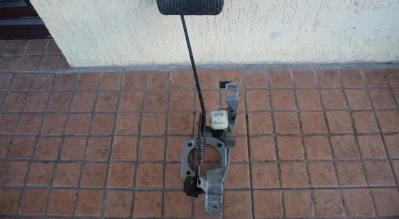 Mercedes-Benz E W210 Brake pedal A2102900619