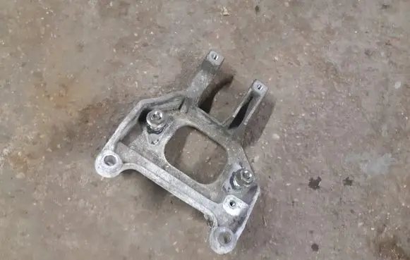 Nissan Note (E12) Engine mounting bracket