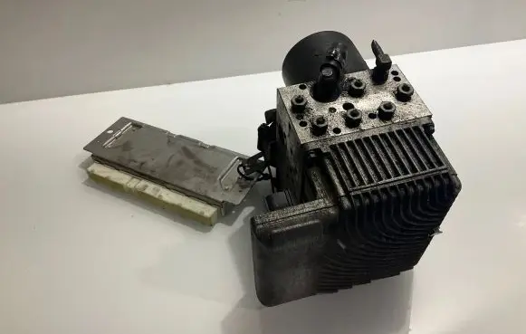 Mercedes-Benz E W211 ABS Pump 0265250141