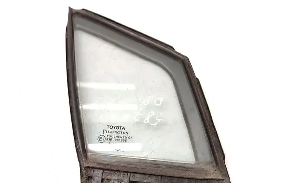 Toyota Avensis T270 Front door vent window glass four-door 43R001605