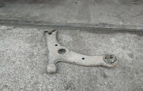 Toyota Avensis T250 Front lower control arm/wishbone