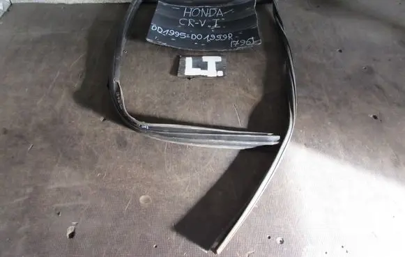 Honda CR-V Rubber seal rear door window/glass 