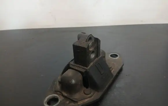 Volvo XC90 Engine mount bracket 30748811