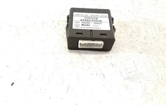 Toyota Avensis T250 Light module LCM 8996005030 3560016825 67EU3022447